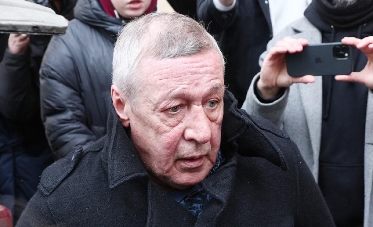 Актер Ефремов сбежал от назойливых папарацци в загородный дом