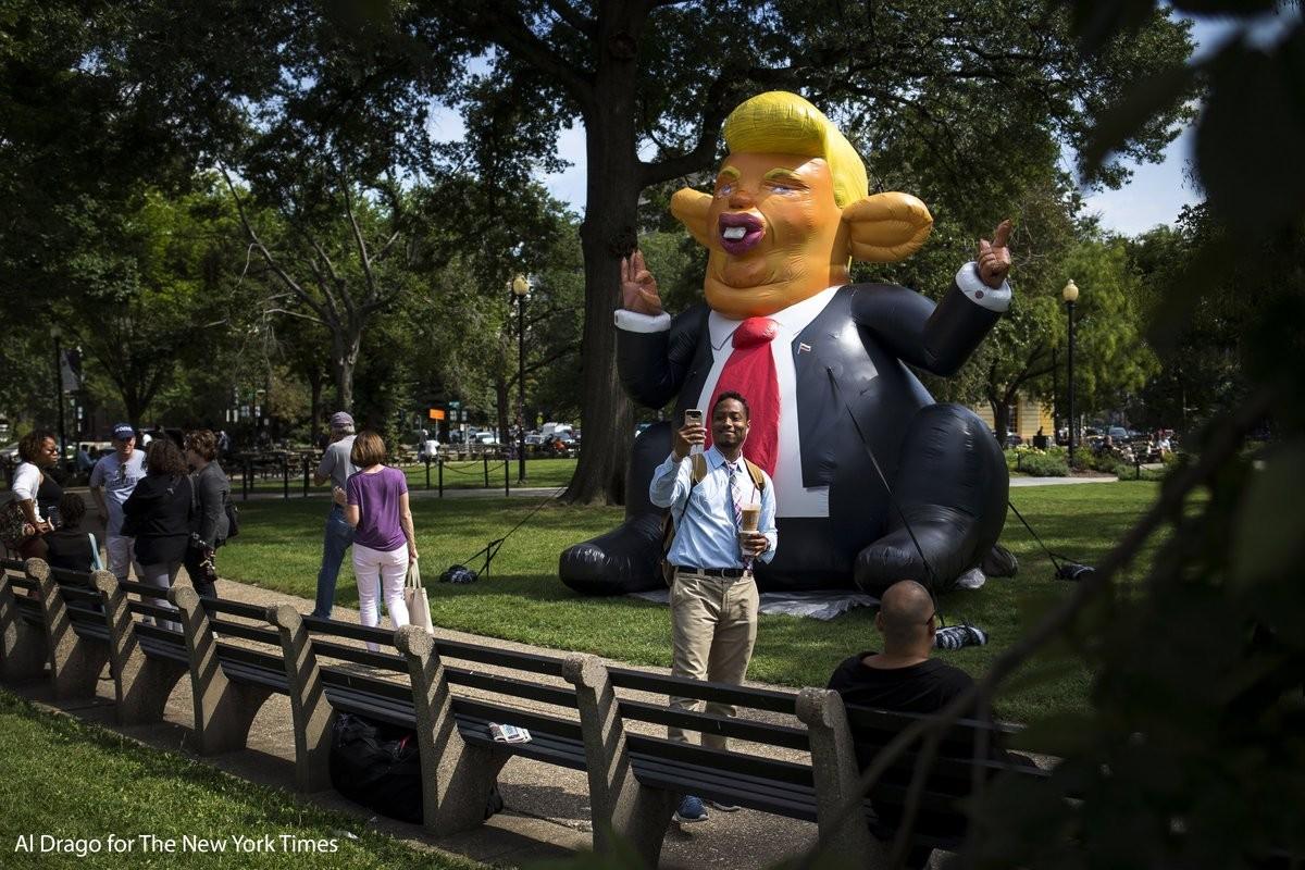 В Филадельфии установили 12-метровую фигуру обнаженного Трампа, выполненную из пенопласта