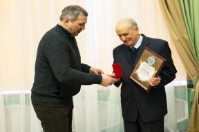 Мэр Самары Иван Носков, награждая доктора наук Алексея Суздальцева: Врачи – такие же Защитники Отечества, как и солдаты на передовой