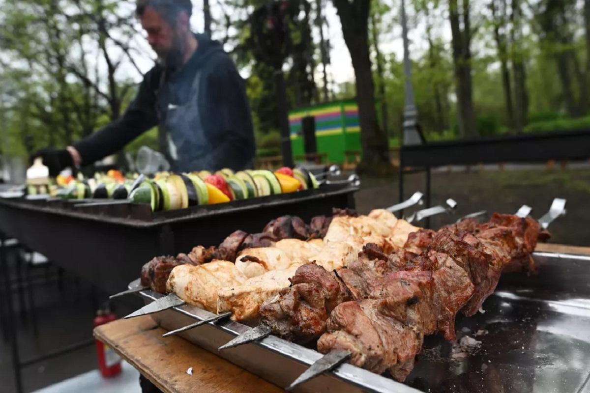 Порядка 48% россиян проведут майские праздники в кругу друзей