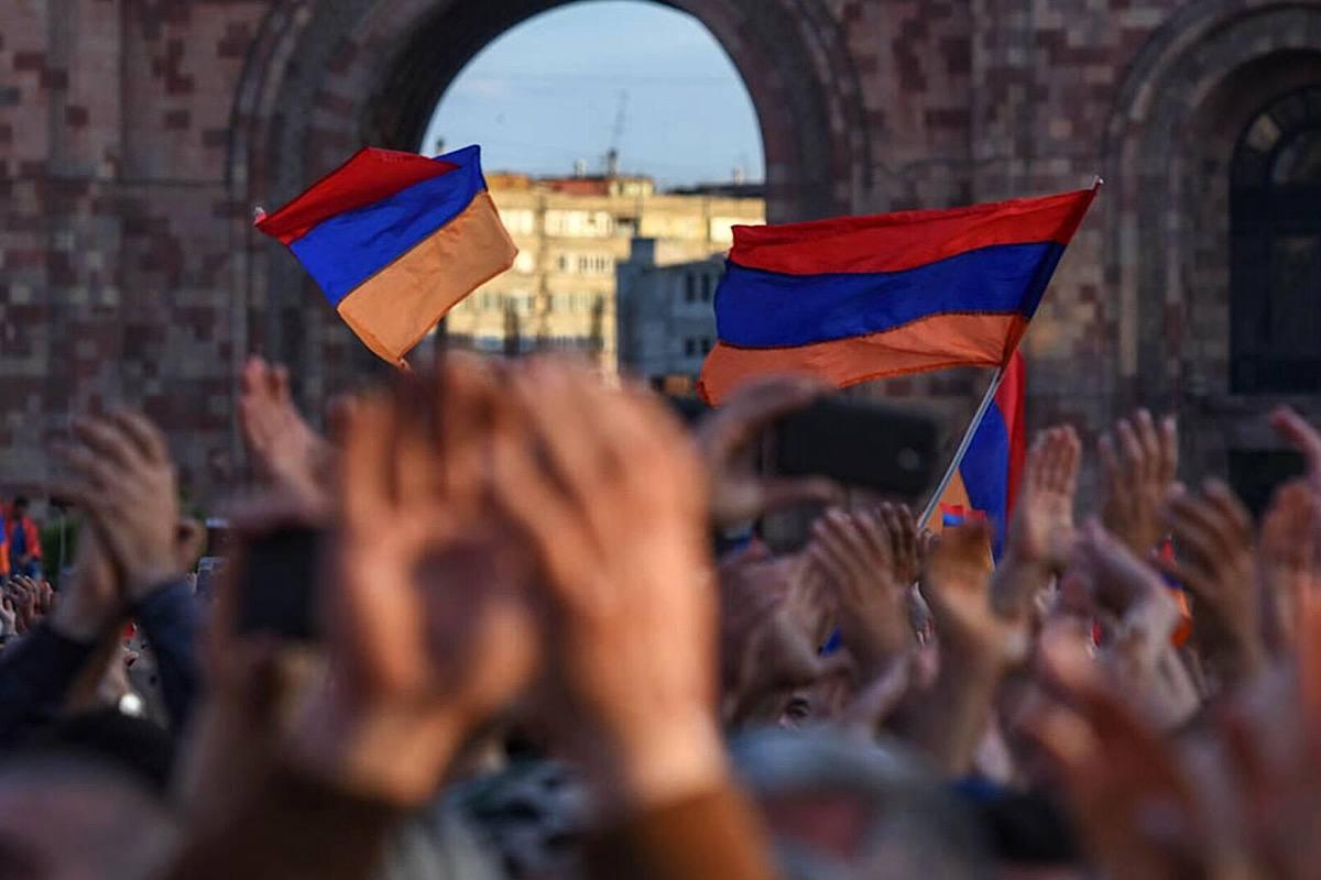 В армянском парламенте произошла потасовка между депутатами