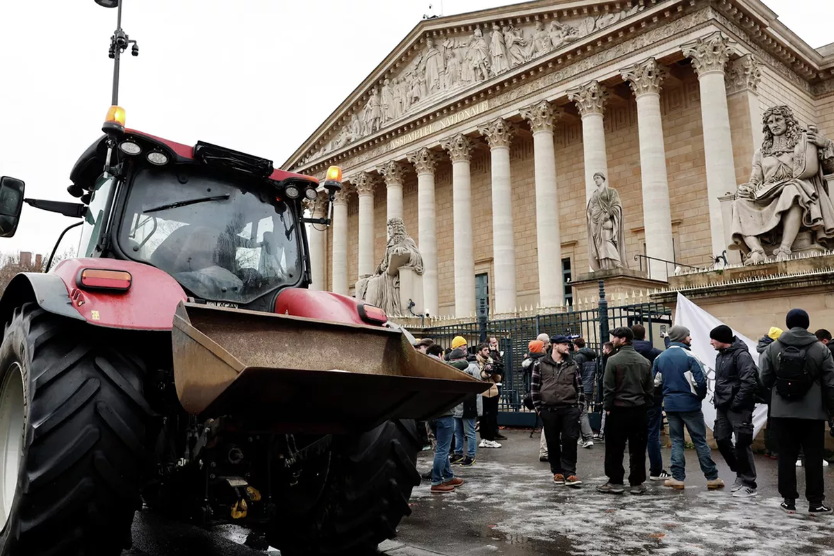 Полиция Франции конфисковала технику и задержала участников протеста в Париже
