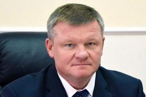 Вице-губернатор Саратовской области разбился на Chery Tiggo: Исаев не справился с управлением и врезался в припаркованный Ford — чиновник госпитализирован