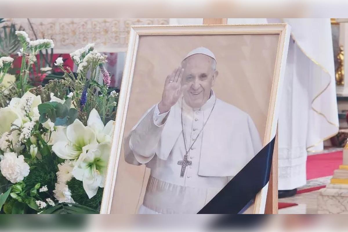 «Для него любовь Бога была нерушимой»: западные звезды почтили память папы римского Франциска