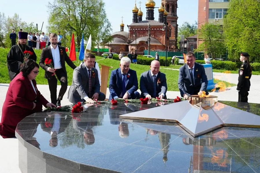 «Имена защитников Родины навечно вписаны в героическую летопись страны»: Спикер Госсовета Чувашии Леонид Черкесов принял участие в церемонии зажжения Вечного огня в Алатыре