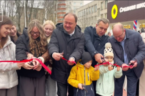 Мэр Ярославля Артем Молчанов открыл детскую площадку во дворе школы №26