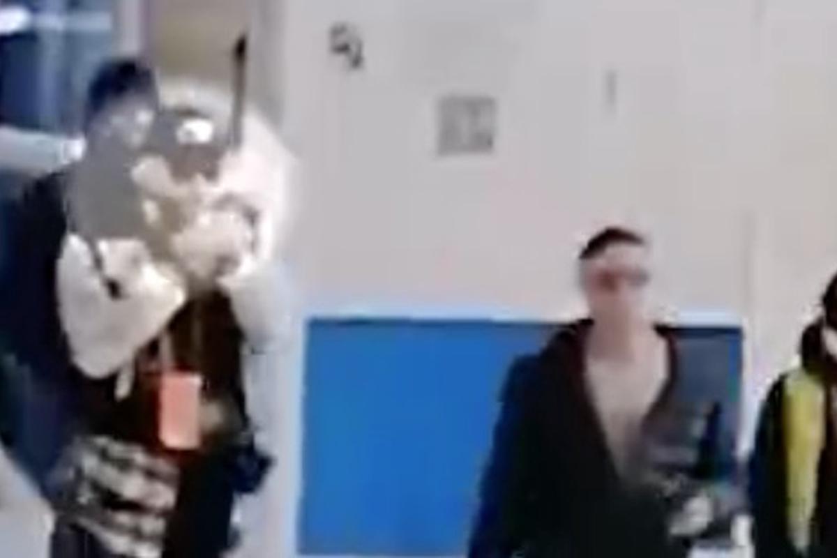 Киркоров закурил в аэропорту и спровоцировал скандал: «как в тумане» не убедило публику