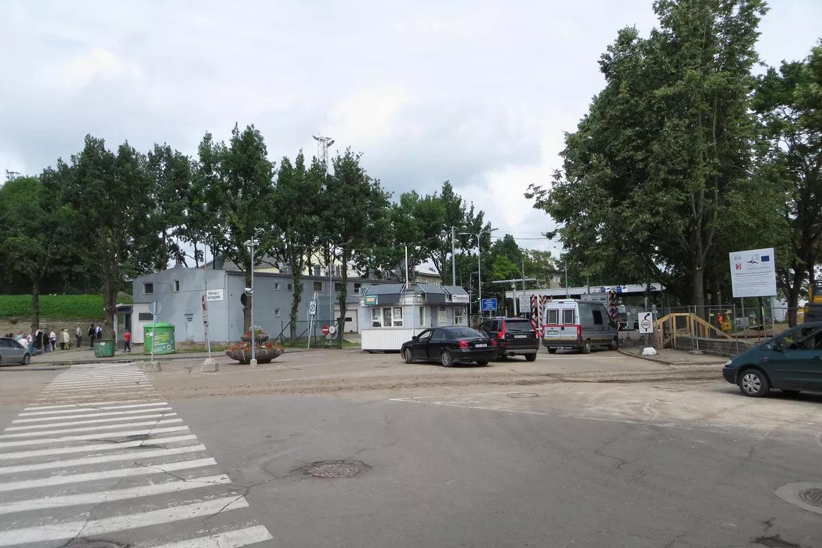 Очереди на границе в Нарве выросли из-за желающих попасть в Россию на Пасху