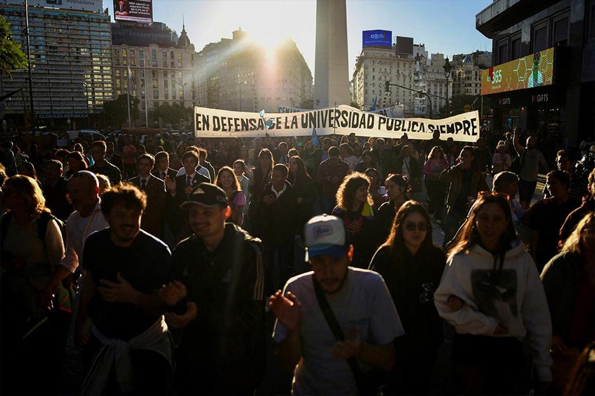 Тысячи человек вышли на антиправительственный протест перед Конгрессом Аргентины