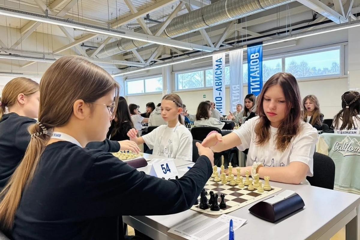 Карпов дал старт битве юных гроссмейстеров: призовой фонд полмиллиона и медали из настоящего титана