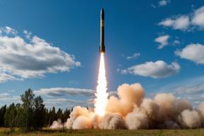 «Сплошное враньё» против ядерной доктрины: Париж и Кремль обменялись ударами в самой опасной словесной дуэли года