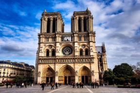 Макрон против наследия: Современное искусство затмит старину в Нотр-Даме?