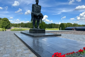 Спикер Заксобрания Кировской области Роман Береснев в День памяти и скорби почтил память погибших в годы Великой Отечественной войны на мемориале «Хатынь»