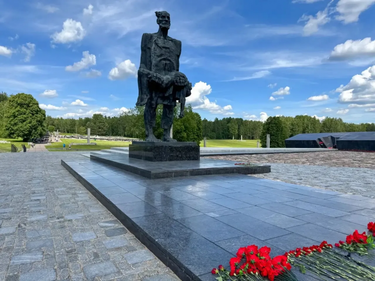 Спикер Заксобрания Кировской области Роман Береснев в День памяти и скорби почтил память погибших в годы Великой Отечественной войны на мемориале «Хатынь»