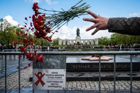 Вечный огонь потушили. Советский флаг запрещён у могил освободителей. Что происходит с Европой?