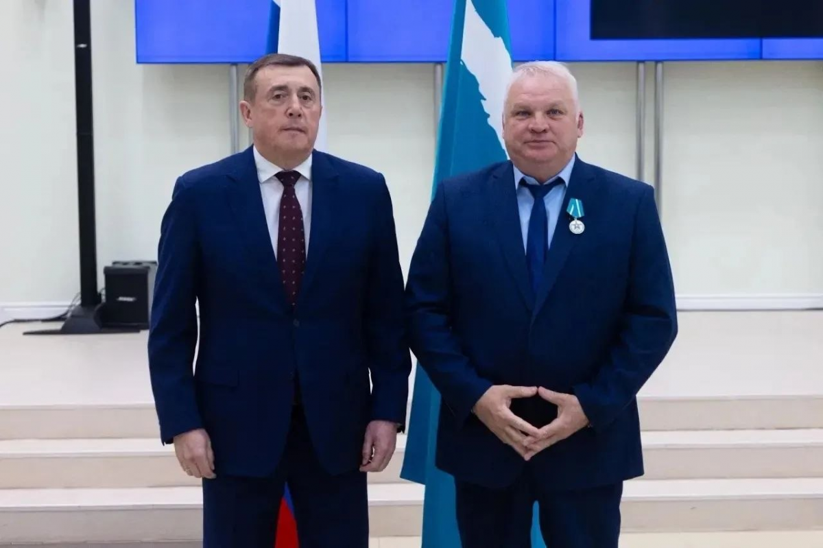 Спикер Сахалинской областной Думы Елена Касьянова поздравила депутата регионального парламента Александра Гринберга с награждением медалью «Сахалинская область – фронту»