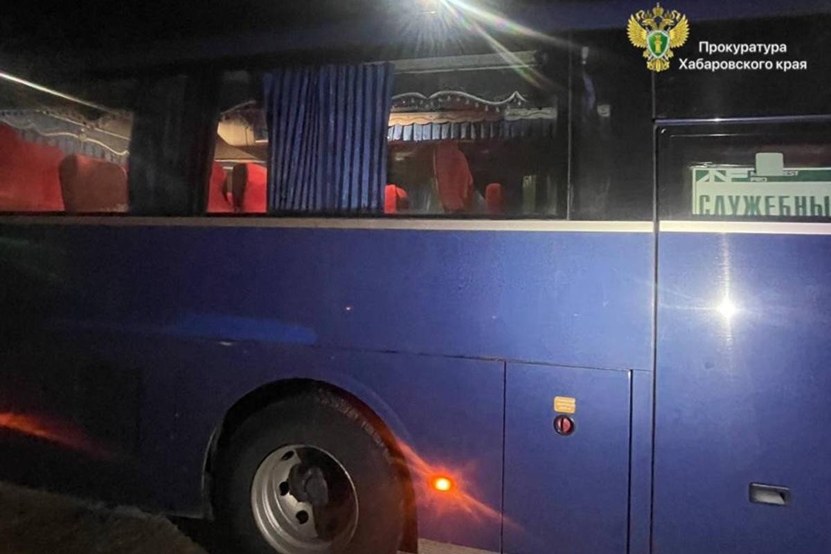 Мужчина обстрелял автобус с рабочими из пневматического пистолета в Хабаровском крае