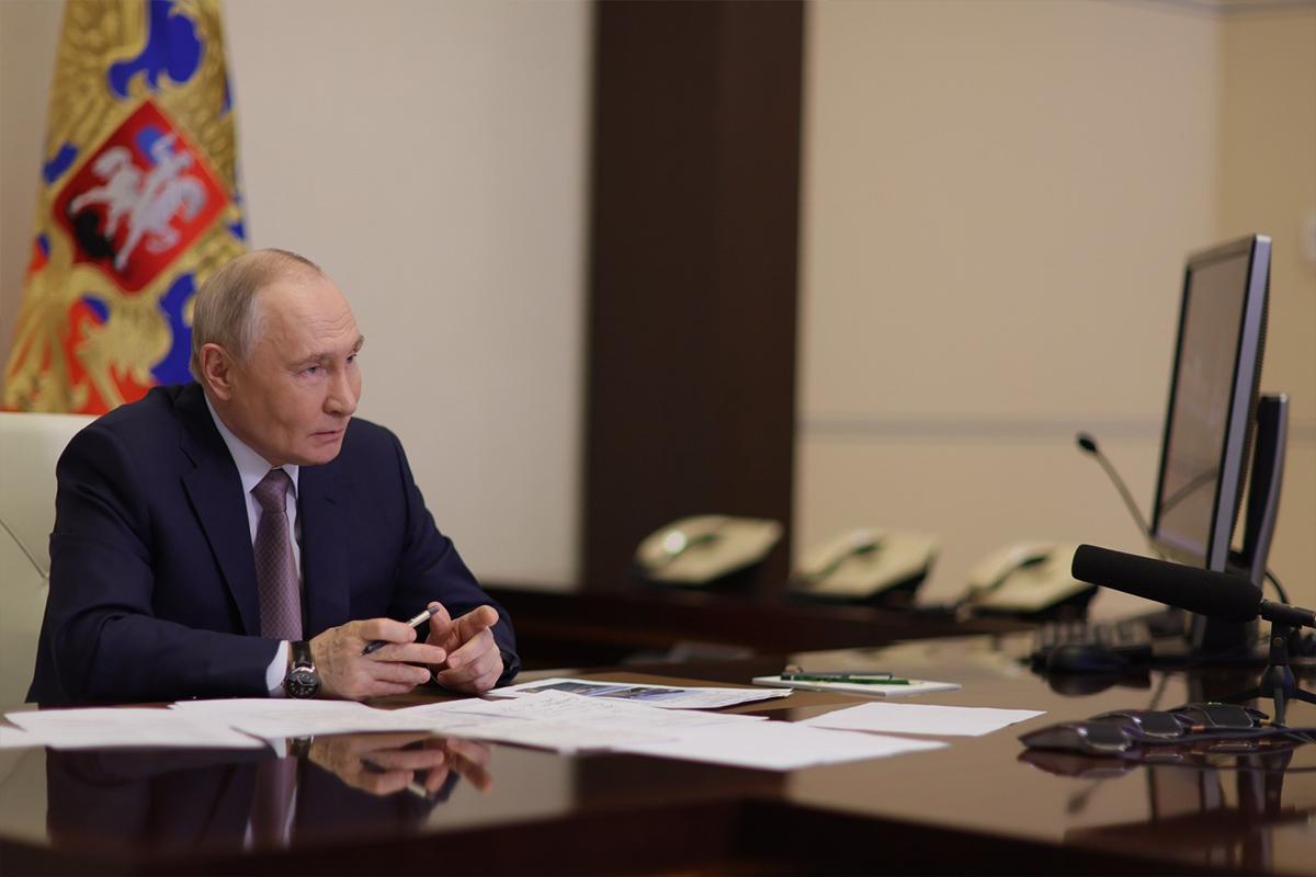 Путин с иронией отреагировал на слова Аксенова о поднятых рюмках в честь президента