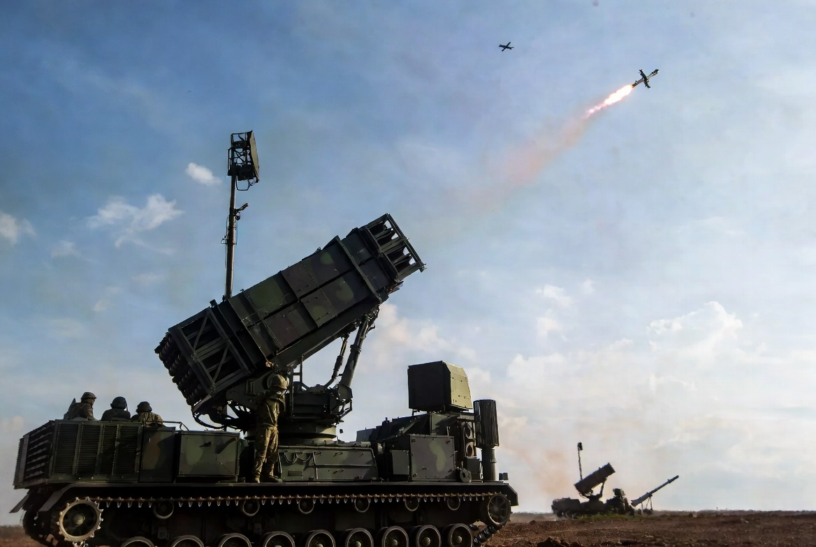 МО: 13 регионов России минувшей ночью подверглись налетам БПЛА