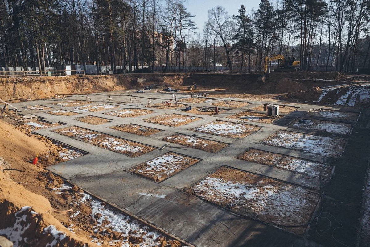 В Монине городского округа Щелково на месте старого бассейна продолжают строить ФОК