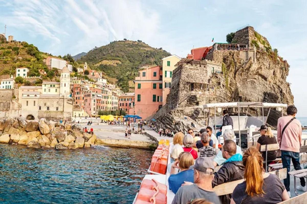 Российским туристам запретили носить в Чинкве-Терре шлепанцы