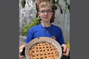 Дед Мороз исполнил мечту юного биробиджанца, помогающего СВО пирогами