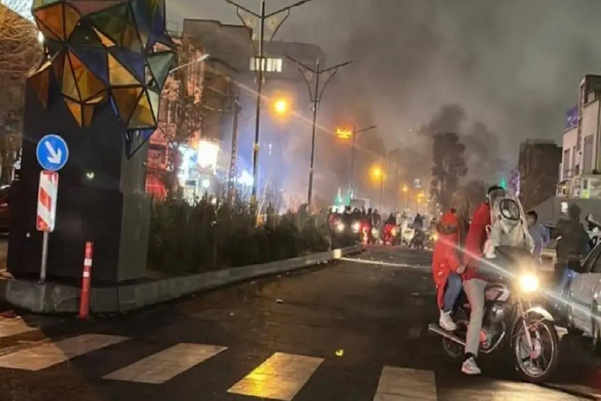 Протестующие в Иране сожгли прокурора заживо в подожженном здании