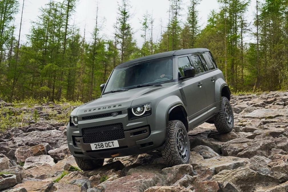 Запасной аэродром «Дефендер»: Jaguar Land Rover зарегистрировал в России культовый внедорожник на кириллице