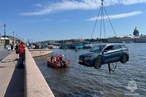В центре Петербурга спасатели достали из Невы съехавший в воду автомобиль