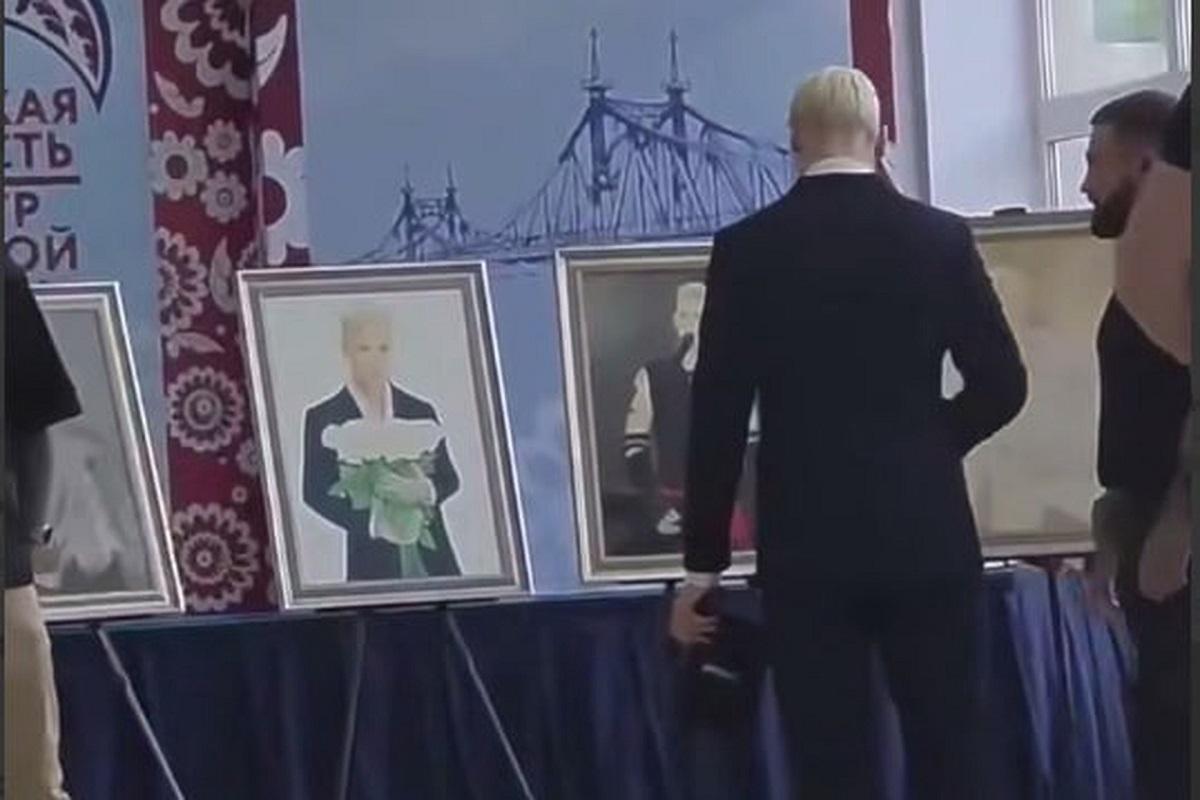 В РПЦ раскритиковали и одобрили поступок Шамана за крестное знамение перед собственным портретом