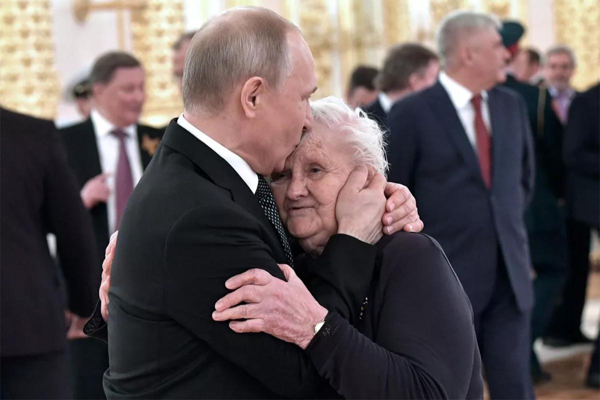 Путин лично сел за руль Aurus, чтобы привезти свою первую учительницу на ужин в Кремль