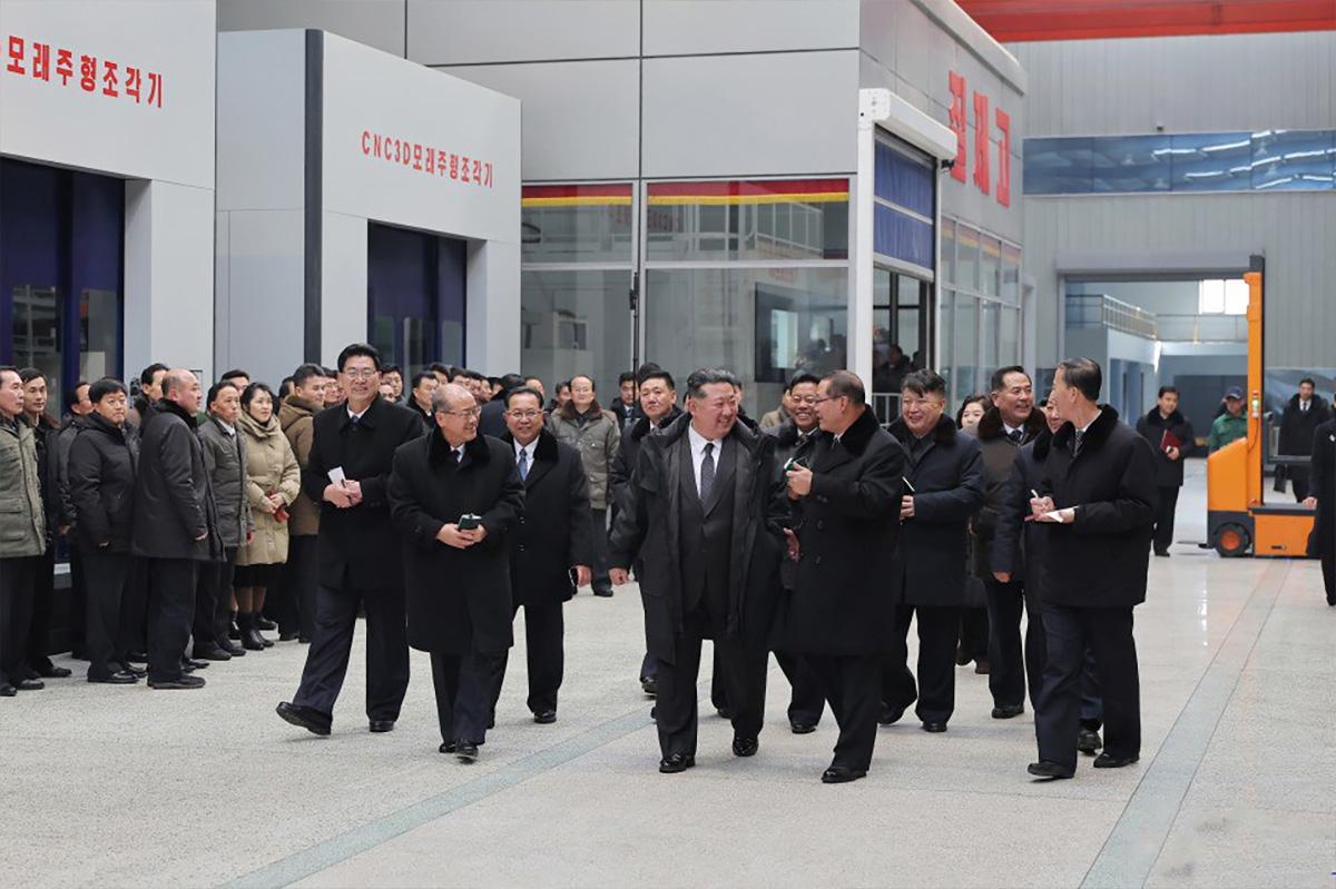 Ким Чен Ын на публичной церемонии освободил от должности вице-премьера КНДР