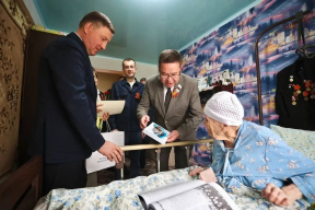 Спикер Госсобрания Алтая Эжер Ялбаков вместе с главой региона Андреем Турчаком поздравил участницу Великой Отечественной войны Александру Алексееву с Днем Победы