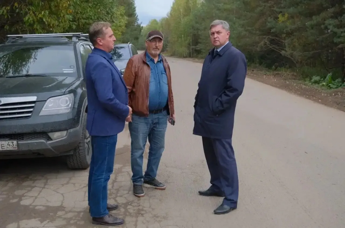 Спикер Заксобрания Кировской области Роман Береснев проверил ход ремонта Адышевской школы и дороги Коршик — Оричи