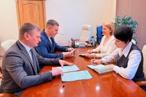 Мэр Магадана Лариса Поликанова обсудила со спикером Гордумы Сергеем Смирновым возможность приватизации служебного жилья для семей участников СВО