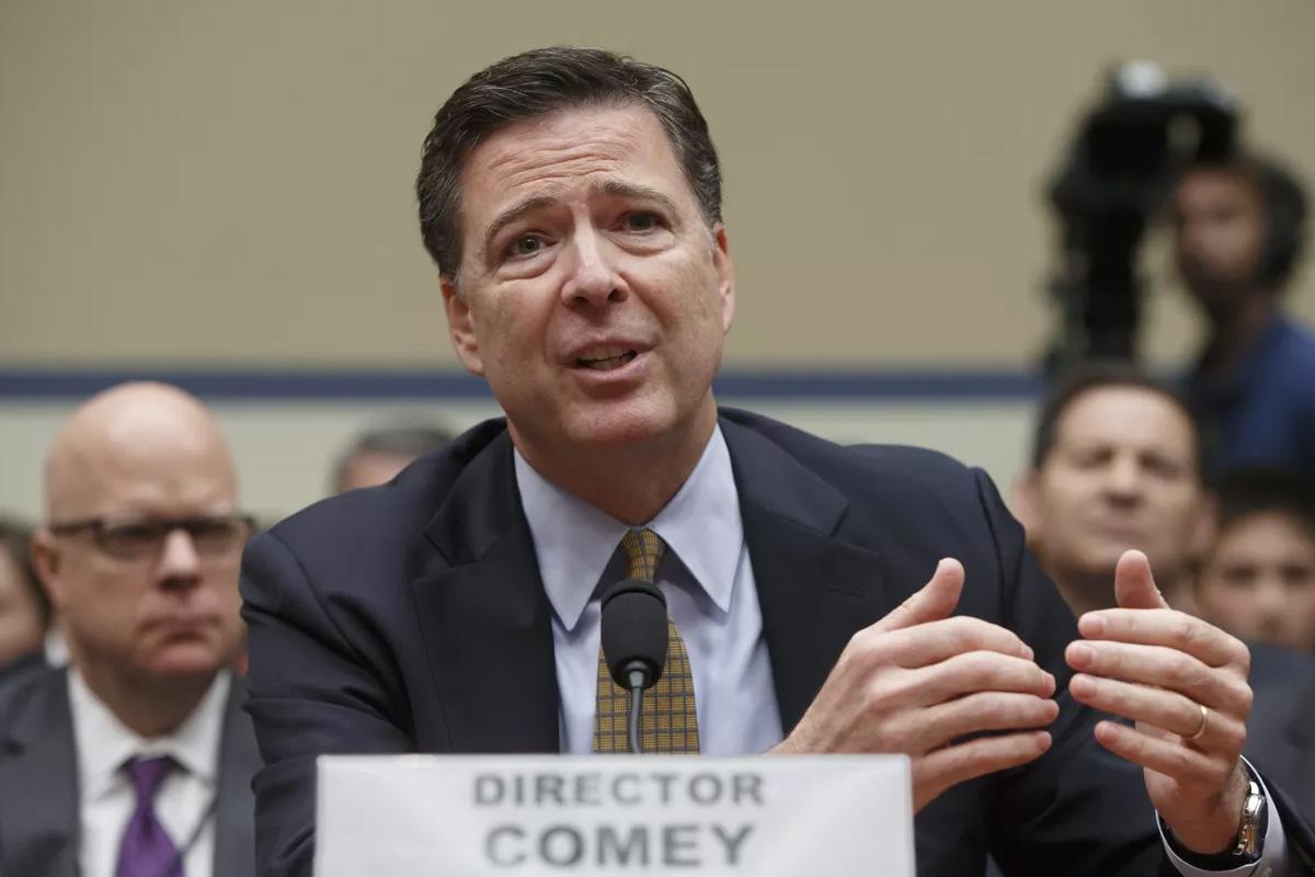 Экс-глава ФБР назвал абсурдом обвинение в угрозе Трампу из-за фото ракушек и пошел ва-банк