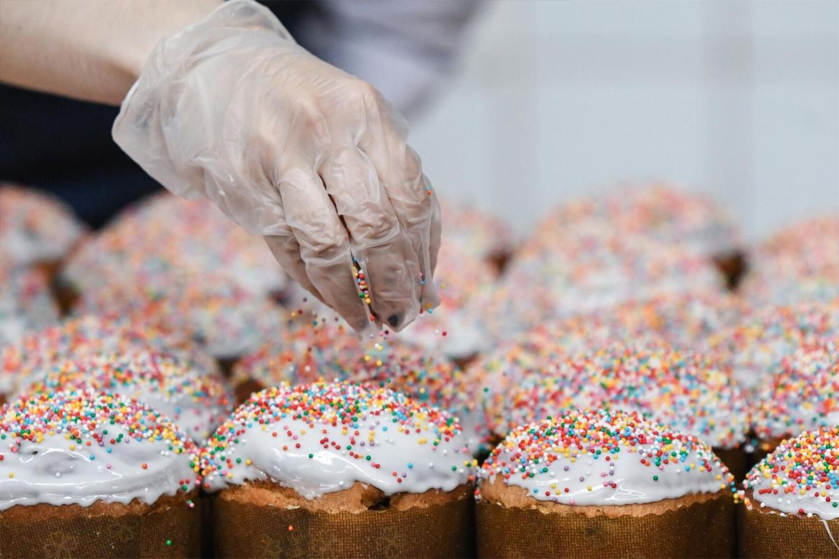 Новосибирские волонтеры отправят сотни пасхальных куличей раненым военным