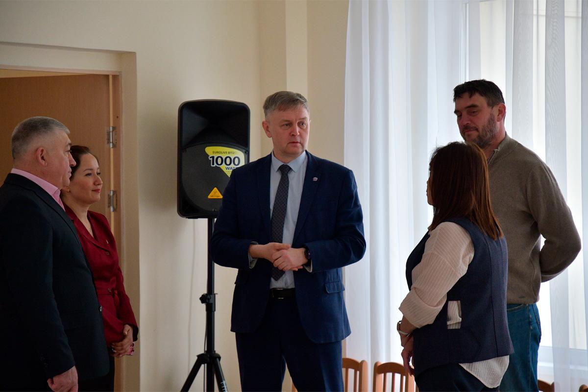 «Важно видеть, как решаются задачи на местах»: Спикер Заксобрания Роман Береснев проверил ход капремонта в чепецком Центре образования и встретился с волонтерами