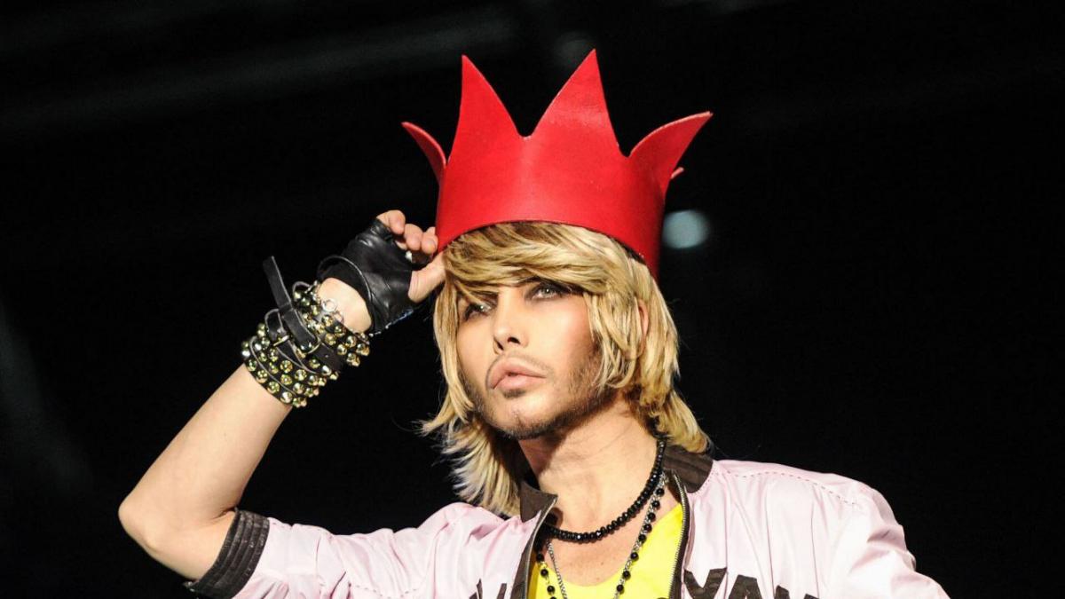 Ходит по телешоу, клянчит деньги и позорится. Как приёмный сын Сергея Зверева отблагодарил отца за «билет в жизнь»