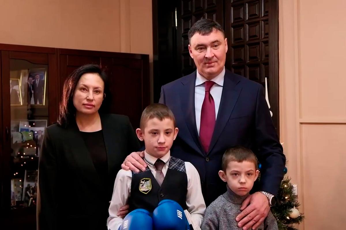Боксерский инвентарь, гитара и игрушки: Мэр Иркутска Руслан Болотов исполнил заветные мечты детей в рамках благотворительного проекта «Елка желаний»