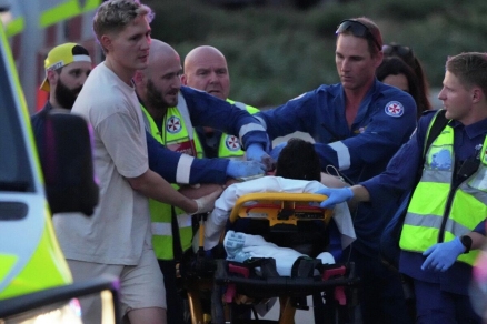 При стрельбе на пляже в Сиднее погибли десять человек, еще 13 госпитализированы