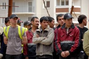В Тюмени мигранты начали работать за еду