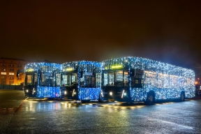 По улицам Москвы начал курсировать празднично оформленный общественный транспорт