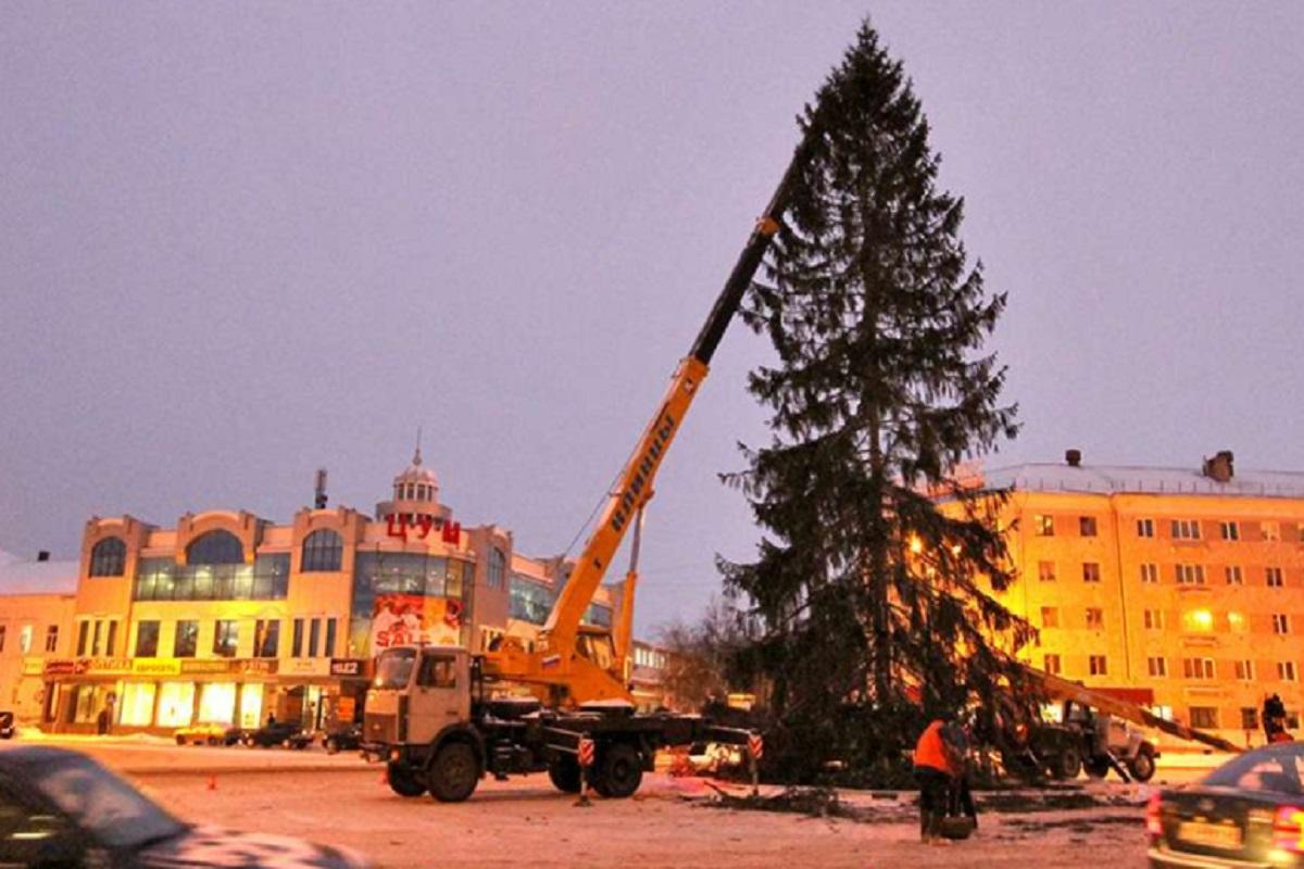 В Пскове начали разбирать главную городскую ель и новогодние украшения