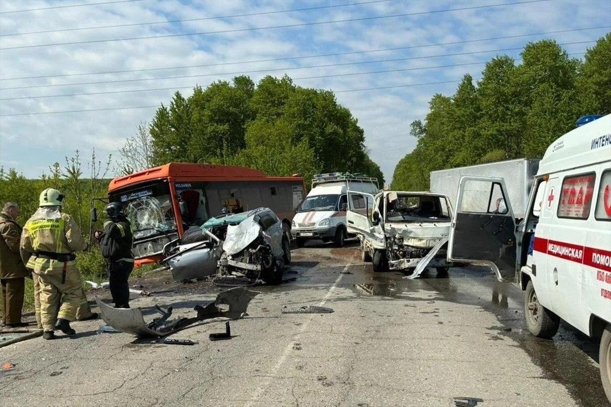 Жесткое тройное ДТП под Хабаровском: пассажирский автобус, грузовик и легковушка — трое в больнице