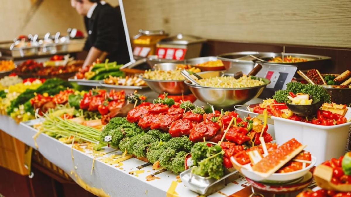 Стало известно, что нельзя есть на шведском столе