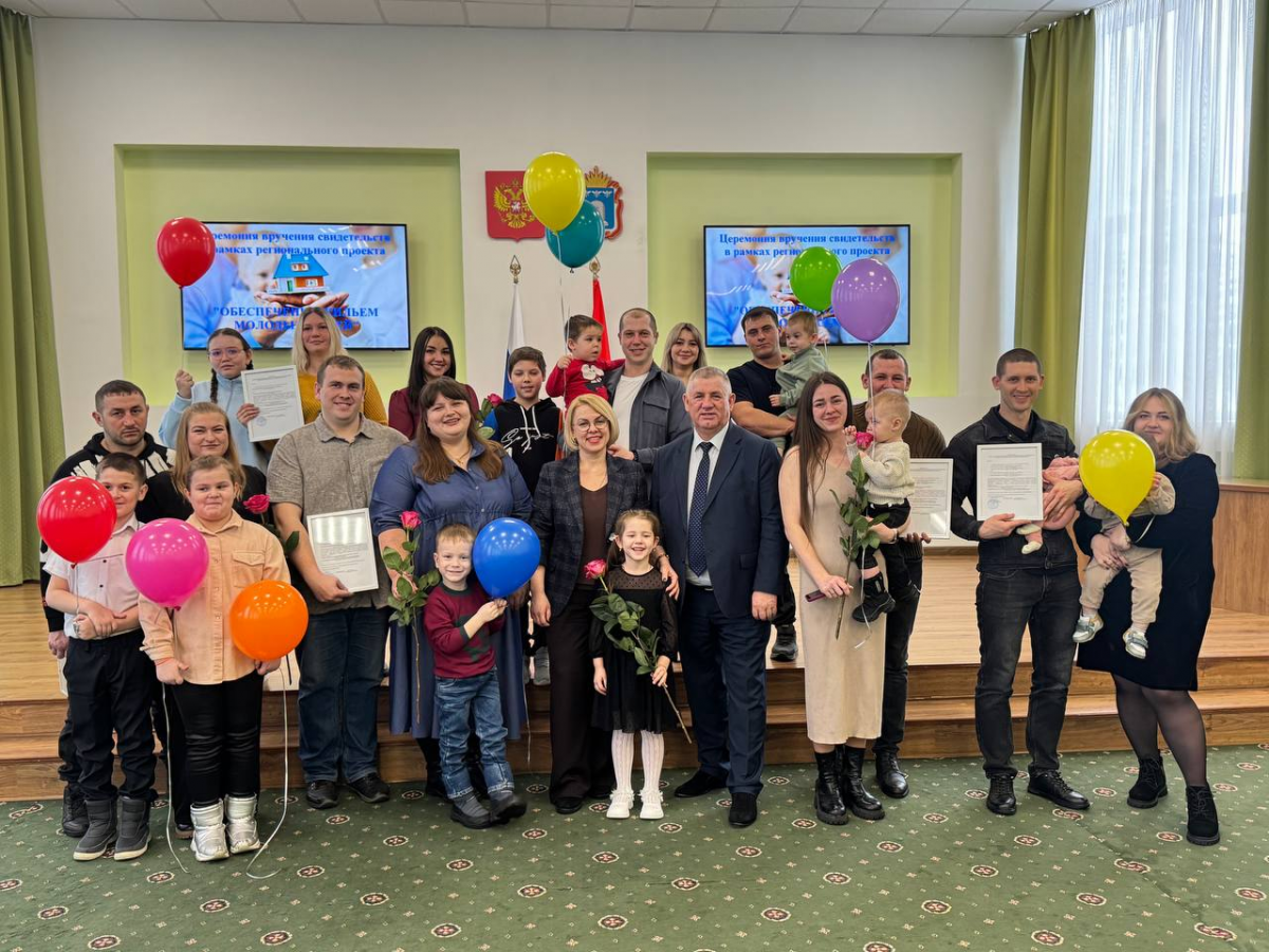 Глава города Рассказово Вера Соколова торжественно вручила свидетельства о праве на получение социальной выплаты на приобретение жилья восьми молодым семьям