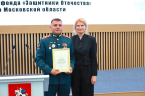 Глава Рузского муниципального округа Александр Горбылев поздравил руководителя местного отделения Ассоциации ветеранов СВО Юрия Лысенкова с получением благодарственного письма губернатора Московской области