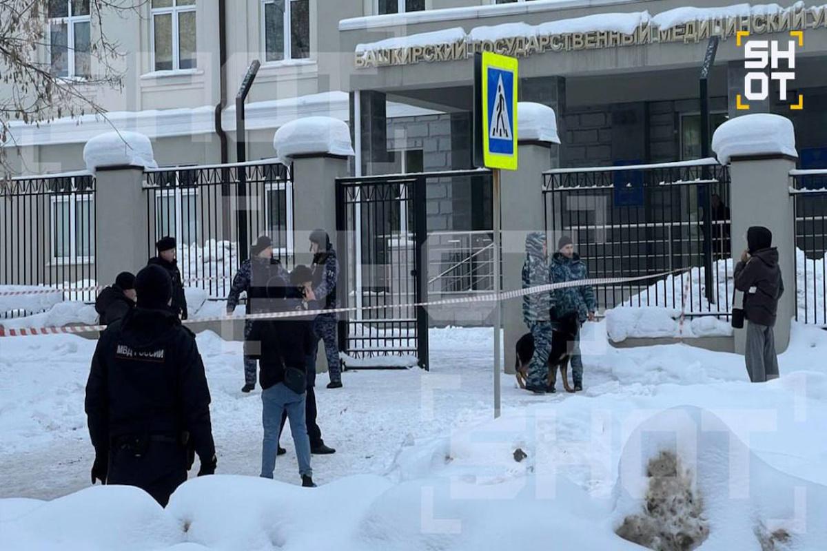 В Уфе подросток, напавший с ножом на студентов и полицейских, госпитализирован в тяжелом состоянии