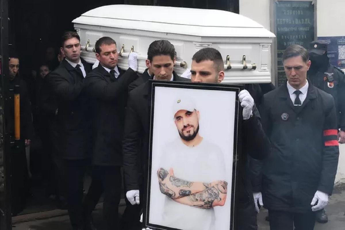 Сын художника Никаса Сафронова Лука оплатил место на кладбище для Паши Техника